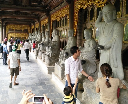 Tượng La Hán ở ngôi chùa lớn nhất Việt Nam bị khách sờ mòn, "ép" nhận tiền - 5 Mỗi ngày có hàng nghìn du khách đến tham quan hành lang La Hán này