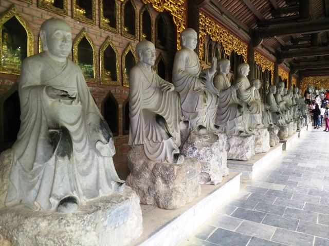 Từ cổng Tam quan ngoại muốn vào khu chính của chùa phải đi qua cây cầu bắc qua hồ phóng sinh