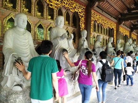 Tượng La Hán ở ngôi chùa lớn nhất Việt Nam bị khách sờ mòn, "ép" nhận tiền - 6 Khi đi tham quan, du khách dùng tay sờ vào các pho tượng