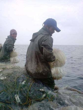 Nghề vớt “vàng trắng” trên biển - 5 Nhọc nhằn mưu sinh không kể nắng mưa