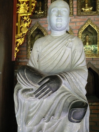 Tượng La Hán ở ngôi chùa lớn nhất Việt Nam bị khách sờ mòn, "ép" nhận tiền - 9 Tay, chân một pho tượng bị sờ mòn nổi lên màu đá đen kịt