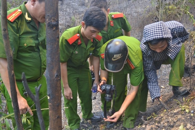 "Bà hoả" thiêu tan hoang hàng chục ha rừng - 3 Cơ quan công an điều tra tìm nguyên nhân vụ cháy.