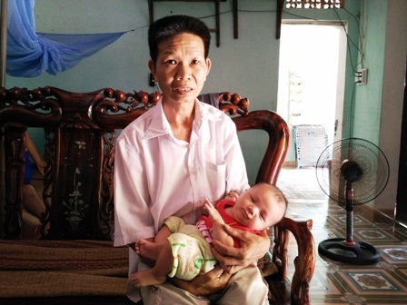 Thanh Hóa: Sinh con thứ 3 vẫn phải nộp phạt mới được cấp khai sinh - 1 Anh Nguyễn Văn Khanh cùng đứa con thứ 3 của mình.