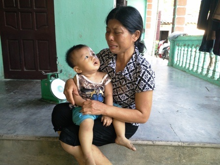 "Chắc ông trời bắt con tôi phải chết mất thôi !" - 1 Trong câu chuyện với chúng tôi, lúc nào chị Huấn cũng chỉ biết khóc