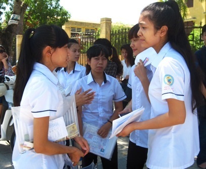 Các thí sinh tham dự kỳ thi vào lớp 10 THPT năm 2014.