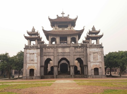 Chiêm ngưỡng nhà thờ đá có kiến trúc “độc nhất vô nhị” ở Việt Nam - 6 Cổng vào và đường đi xung quanh nhà thờ Phát Diệm được lát đá xanh tự nhiên