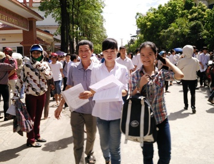 Đề Toán dễ nhưng khó có điểm tuyệt đối - 4 Các thí sinh vui mừng ra khỏi phòng thi vì làm được bài. (Ảnh: Thái Bá)