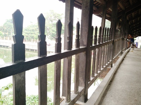 Độc đáo cây cầu ngói hơn 100 năm tuổi ở Ninh Bình - 10 Các lan can cầu được làm bằng song gỗ lim