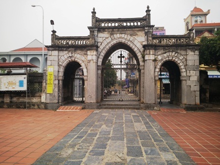 Cổng vào và đường đi xung quanh nhà thờ Phát Diệm được lát đá xanh tự nhiên