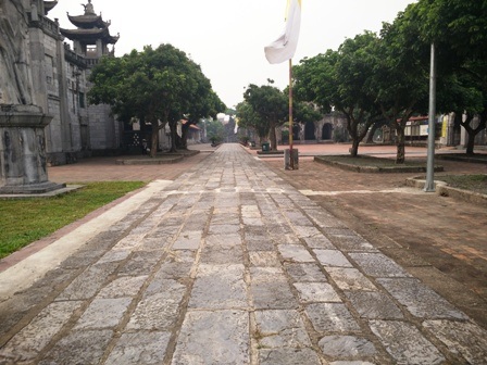 Chiêm ngưỡng nhà thờ đá có kiến trúc “độc nhất vô nhị” ở Việt Nam - 5 Cổng vào và đường đi xung quanh nhà thờ Phát Diệm được lát đá xanh tự nhiên