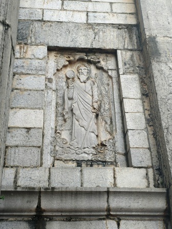 Những bức tranh trên đá nằm xung quanh nhà thờ Phát Diệm