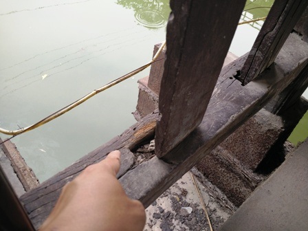 Độc đáo cây cầu ngói hơn 100 năm tuổi ở Ninh Bình - 16 Một số nơi trên cầu đã có dấu hiệu mục nát, xuống cấp