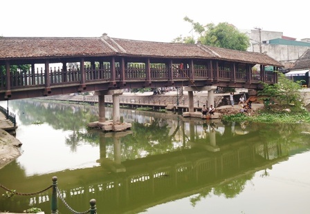Độc đáo cây cầu ngói hơn 100 năm tuổi ở Ninh Bình - 1 Cầu ngói Phát Diệm, huyện Kim Sơn, Ninh Bình