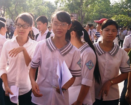 Đề Tiếng Anh dễ hơn thi thử - 5 Kết thúc 120 phút làm bài, các thí sinh rời phòng thi trong tư thế thoải mái vì làm được bài