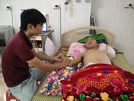 "Chắc ông trời bắt con tôi phải chết mất thôi !" - 2 Trong câu chuyện với chúng tôi, lúc nào chị Huấn cũng chỉ biết khóc