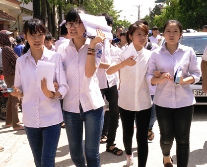TPHCM, Quảng Ngãi, Ninh Bình công bố điểm thi vào lớp 10 - 3 Các thí sinh tham dự kỳ thi tuyển sinh vào lớp 10 THPT tại Ninh Bình năm học 2015 - 2016.