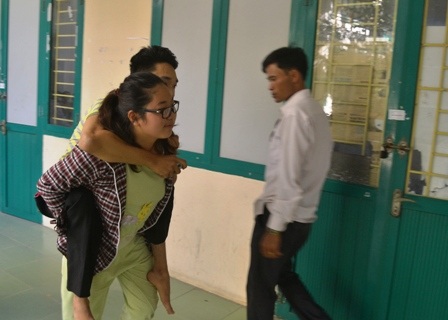 Em Nội phải đến phòng thi bằng đôi chân của chị gái.