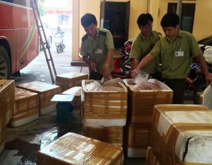 Bắt xe khách vận chuyển động vật và nội tạng phân hủy ra Hà Nội - 1 14 thùng xốp chứa đầy nội tạng động vật đang bốc mùi hôi thối trên xe khách bị bắt giữ