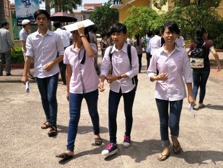 Ninh Bình: Hơn 700 thí sinh “chạy đua” vào trường chuyên - 2 Sau 150 phút làm bài, thí sinh kết thúc môn thi vào trường chuyên