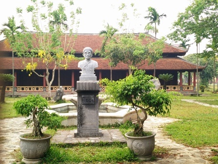 Chiêm ngưỡng nhà thờ đá có kiến trúc “độc nhất vô nhị” ở Việt Nam - 21 Nhà truyền thống và tượng chân dụng linh mục Trần Lục - người thiết kế xây dựng nhà thờ