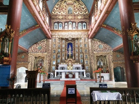 Gian cung thánh của nhà thờ được sơn son thếp vàng như một cung điện