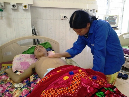"Chắc ông trời bắt con tôi phải chết mất thôi !" - 4 Chị Huấn chỉ biết đứng bên người con trai nằm bất tỉnh cầu mong một phép màu đến với gia đình mình