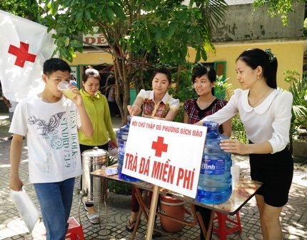 Trà đá miễn phí phục vụ thí sinh và phụ huynh - 2 Sau khi thi xong, thí sinh Nguyễn Trần Cường uống trà đá giải nhiệt