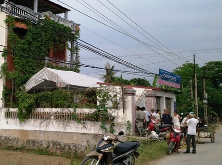 Ông ra biển cứu cháu đuối nước, cả hai bị sóng biển cuốn trôi - 2 Sau khi tìm thấy, thi thể ông T được đưa về nhà làm lễ an táng theo phong tục địa phương