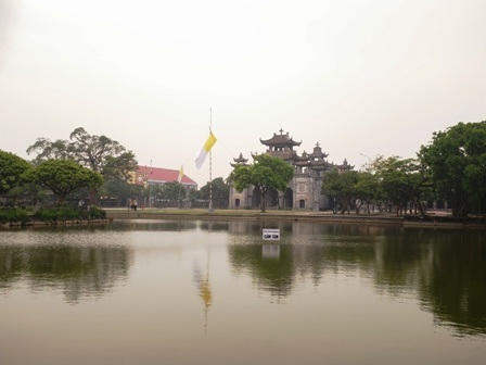 Chiêm ngưỡng nhà thờ đá có kiến trúc “độc nhất vô nhị” ở Việt Nam - 24 Nhà thờ đá Phát Diệm nhìn từ đường chính vào có một hồ nước rộng lớn