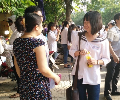 Đề Tiếng Anh dễ hơn thi thử - 7 Thí sinh cười tươi chia sẻ bài làm cùng phụ huynh. (Ảnh: Thái Bá)