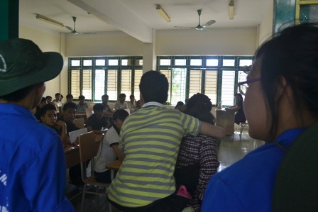 Sinh viên tình nguyện giúp đỡ tận tình hai chị em Nội.