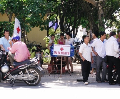 Trà đá miễn phí phục vụ thí sinh và phụ huynh - 3 Nhiều phụ huynh đến uống trà đá miễn phí