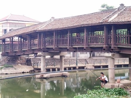 Độc đáo cây cầu ngói hơn 100 năm tuổi ở Ninh Bình - 5 Trải qua hơn 100 năm, cây cầu ngói Phát Diệm vẫn giữ nguyên được dáng cầu vồng