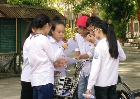 Các thí sinh xem lại bài thi tại điểm thi trường THPT Hoa Lư A