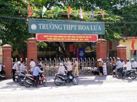 Thí sinh kết thúc môn thi tại điểm thi trường THPT Hoa Lư A trong tâm lý thoải mái. (Ảnh: Thái Bá)