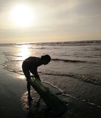 Khi mặt trời lên cũng là lúc người nạo giắt thấm đẫm mồ hôi