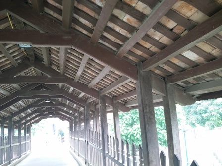 Độc đáo cây cầu ngói hơn 100 năm tuổi ở Ninh Bình - 8 Hai bên là hai hàng cột gỗ lim rắn chắc