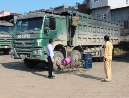 Xử phạt hơn 60 xe quá tải trong một tháng - 1 CSGT công an tỉnh Ninh Bình kiểm soát việc cắt bỏ thành thùng những xe tải cơi nới