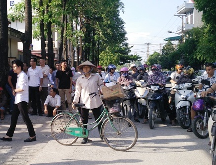 Đề Tiếng Anh dễ hơn thi thử - 4 Phụ huynh chờ con bên ngoài điểm thi Trường THPT Đinh Tiên Hoàng, TP Ninh Bình