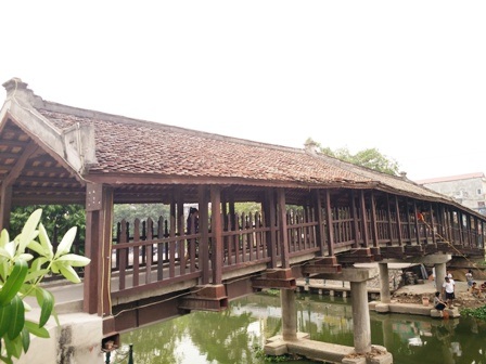 Độc đáo cây cầu ngói hơn 100 năm tuổi ở Ninh Bình - 11 Mái ngói được lợp theo kiểu truyền thống