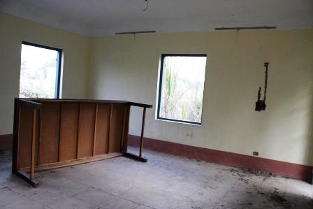 Bàn ghế trong nhà điều hành nằm chỏng chơ, các cánh cửa sổ bị phá tan