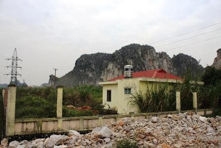 Hệ thống tường rào bằng sắt bao quanh đã bị kẻ xấu lấy cắp nhiều năm nay