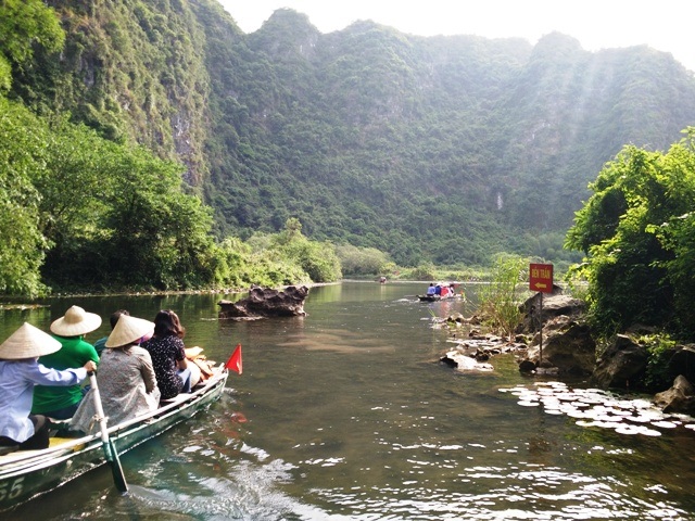Qua mỗi điểm di tích sẽ có biển chỉ dẫn trên các dòng sông