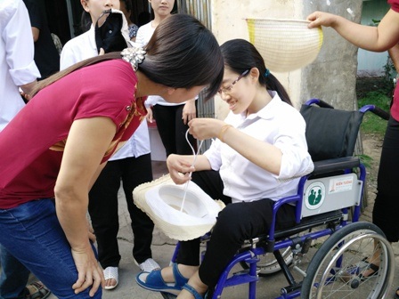 Người mẹ còm cõi cõng con gái liệt chân đi thi - 3 Về đến nhà trọ, Nguyệt được nhiều người hỏi thăm về bài làm