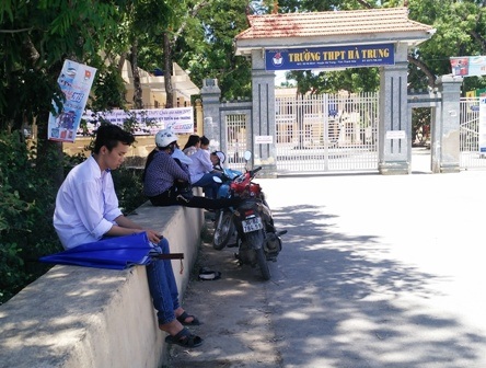 Không có nơi nghỉ trọ, nhiều thí sinh và phụ huynh phải ở lại Hội đồng thi