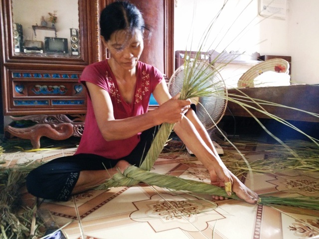 Chị Phạm Thị Luân thôn 2, xã Ân Hòa gắn bó với nghề quấn rơm khô xuất khẩu hơn 10 năm nay