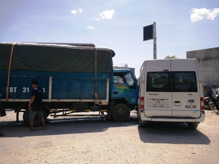 Sau khi bị tông, chiếc xe tải đã lao nhanh về phía trước rồi đâm vào một xe du lịch