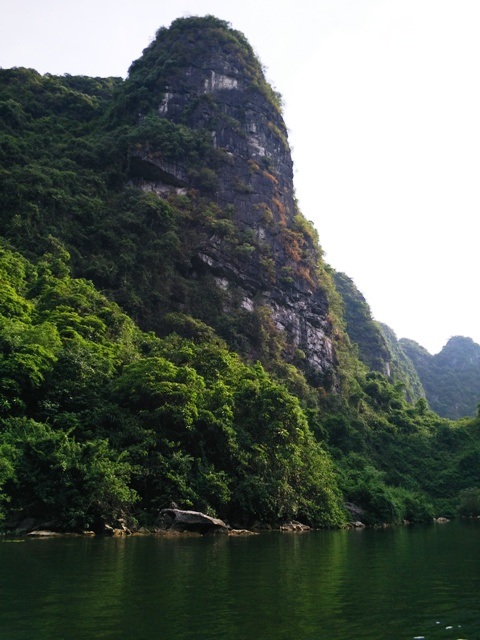 Núi cao, hang động làm nên vẻ đẹp kỳ vĩ của Danh thắng Tràng An