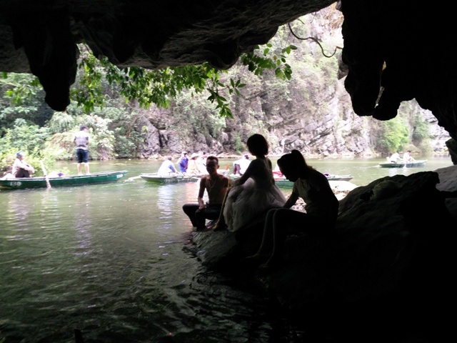 Nhiều đôi bạn trẻ chọn Tràng An làm nơi ghi lại khoảnh khắc trong ngày cưới