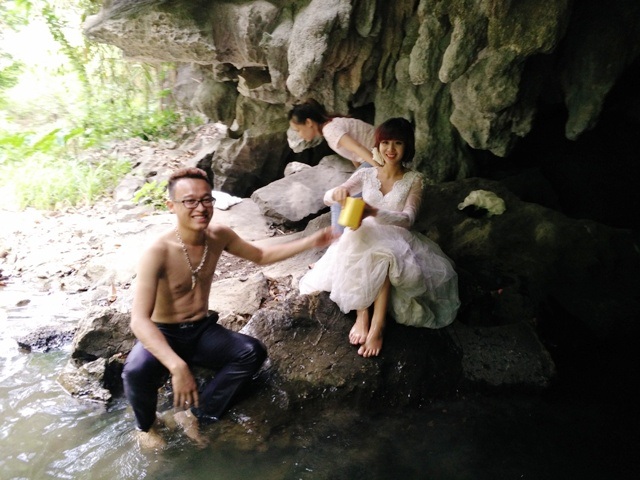 Nhiều đôi bạn trẻ chọn Tràng An làm nơi ghi lại khoảnh khắc trong ngày cưới